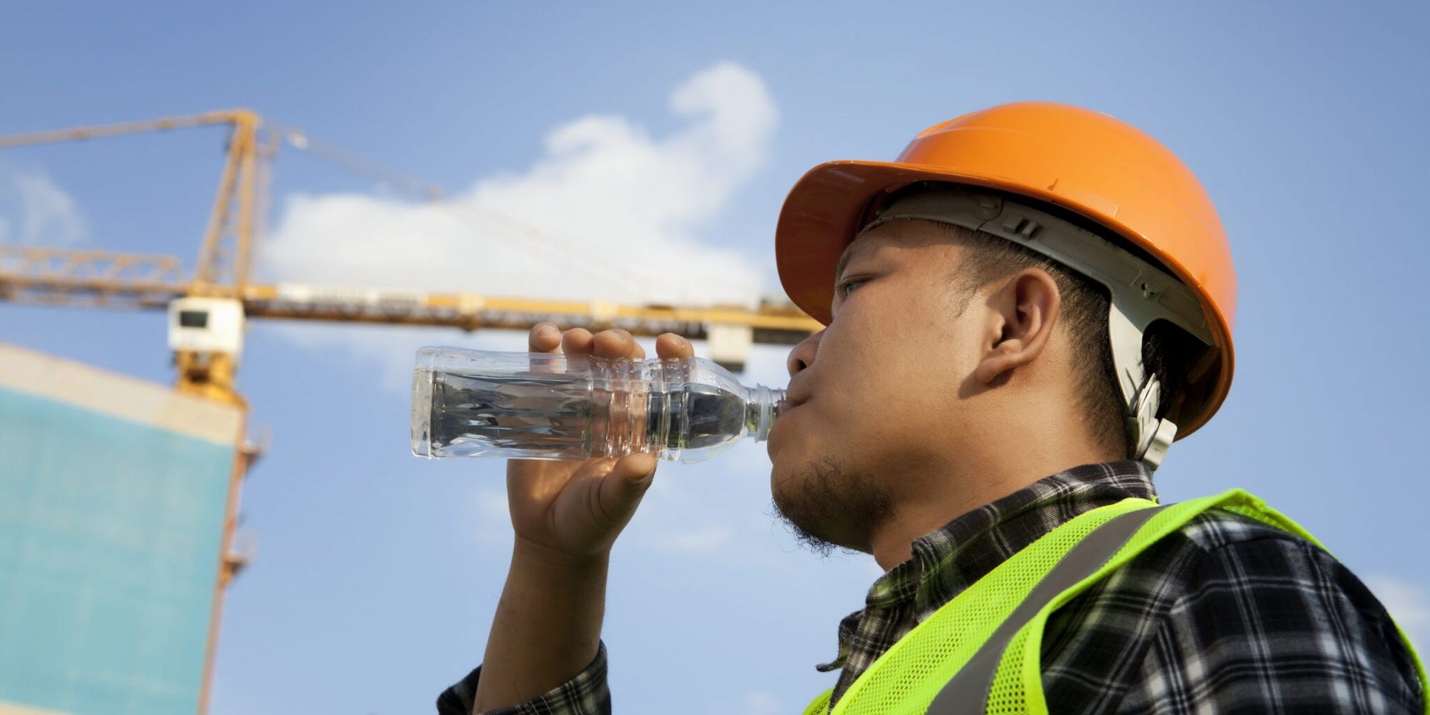 Construction-worker-water-drink-81048595